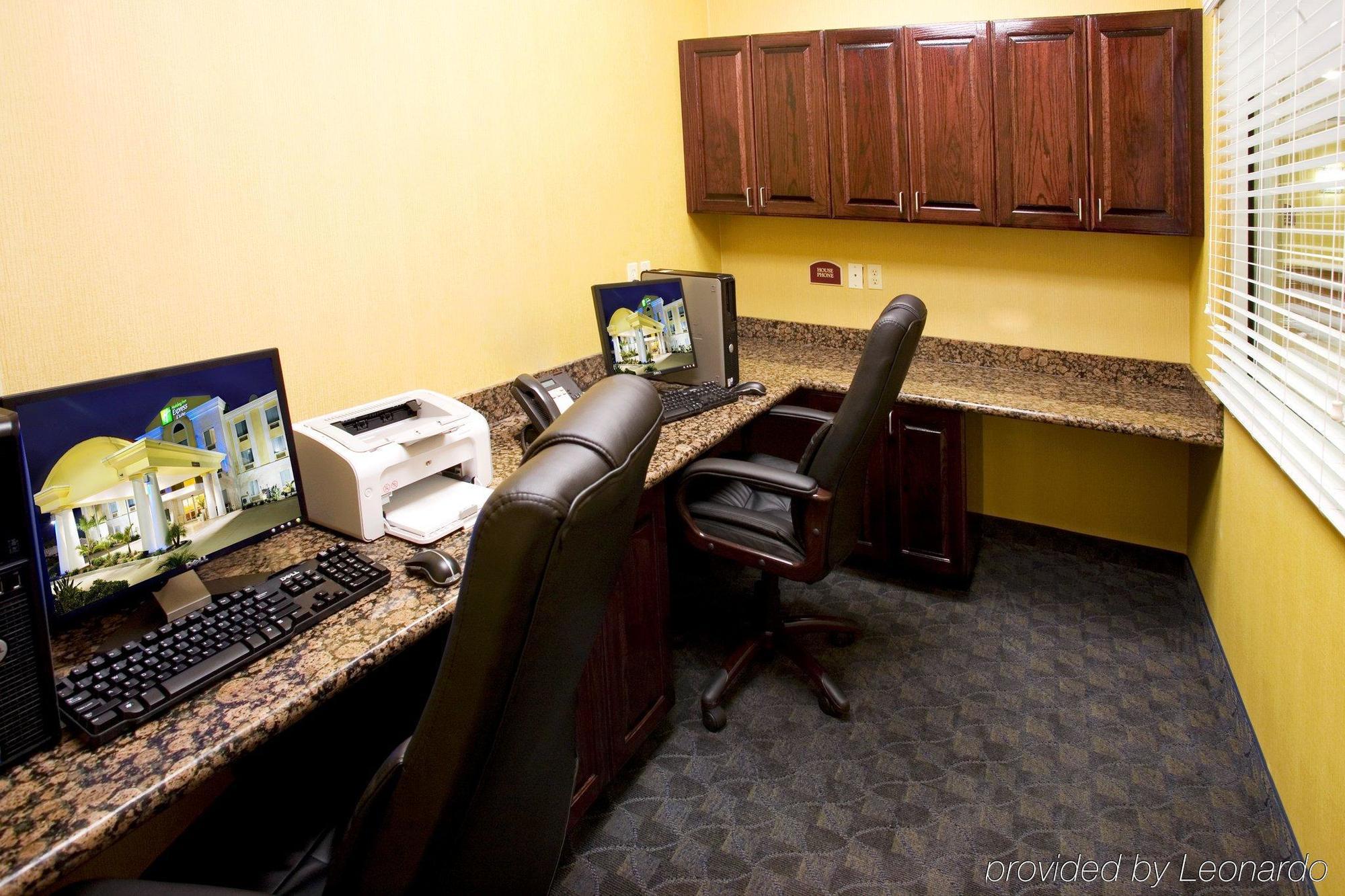 Holiday Inn Express Hotel And Suites Falfurrias 시설 사진