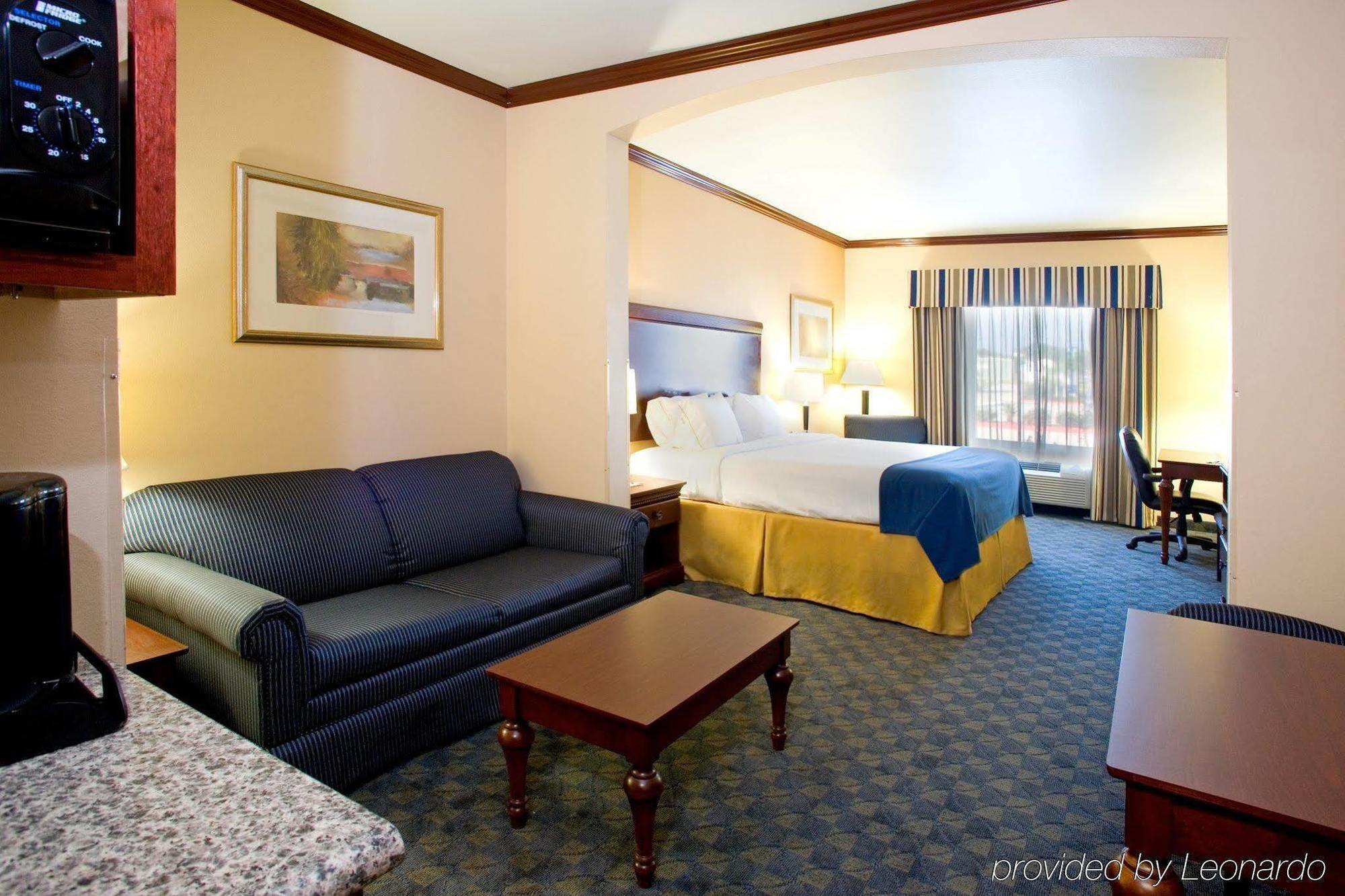 Holiday Inn Express Hotel And Suites Falfurrias 외부 사진