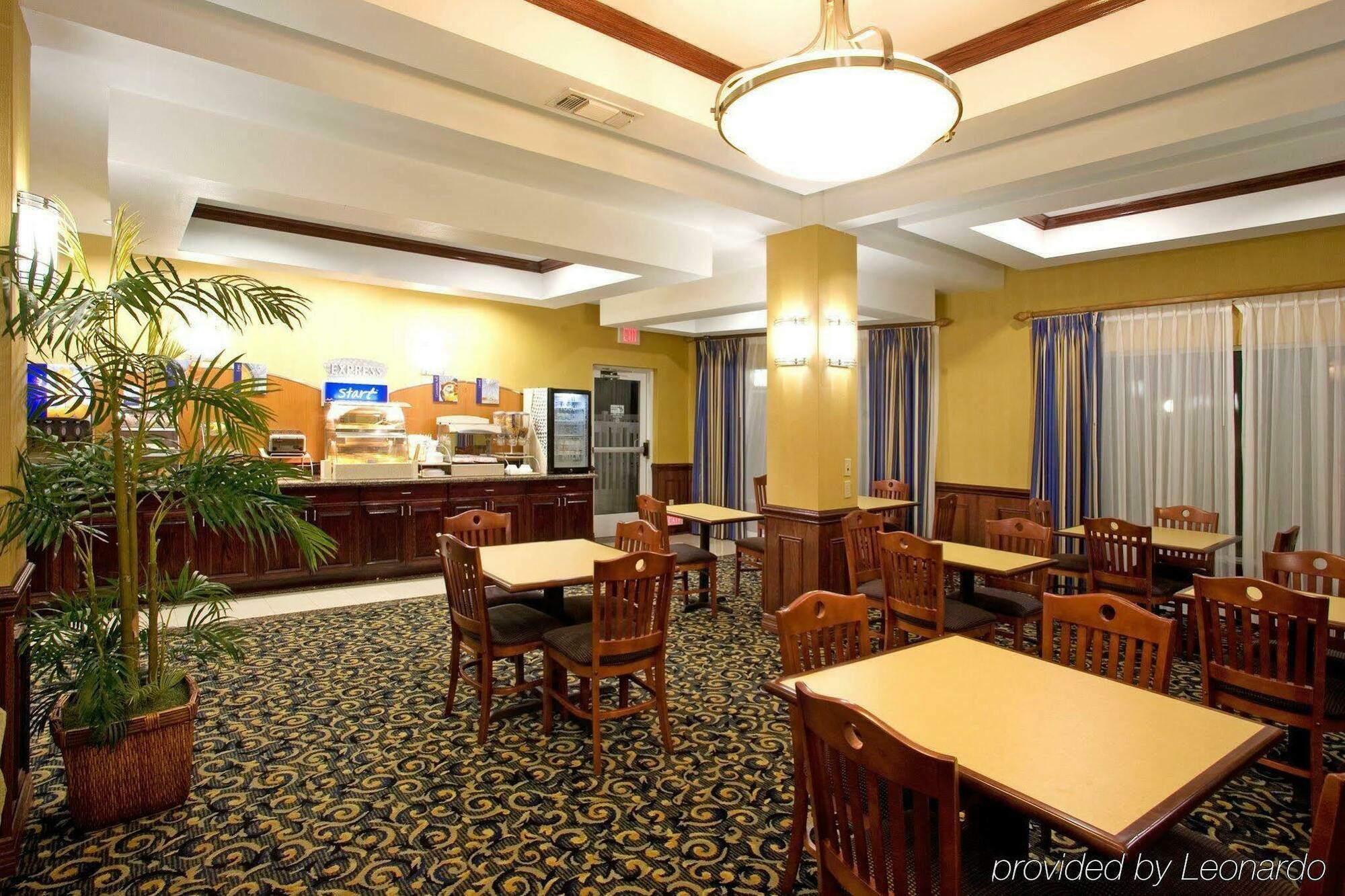 Holiday Inn Express Hotel And Suites Falfurrias 레스토랑 사진