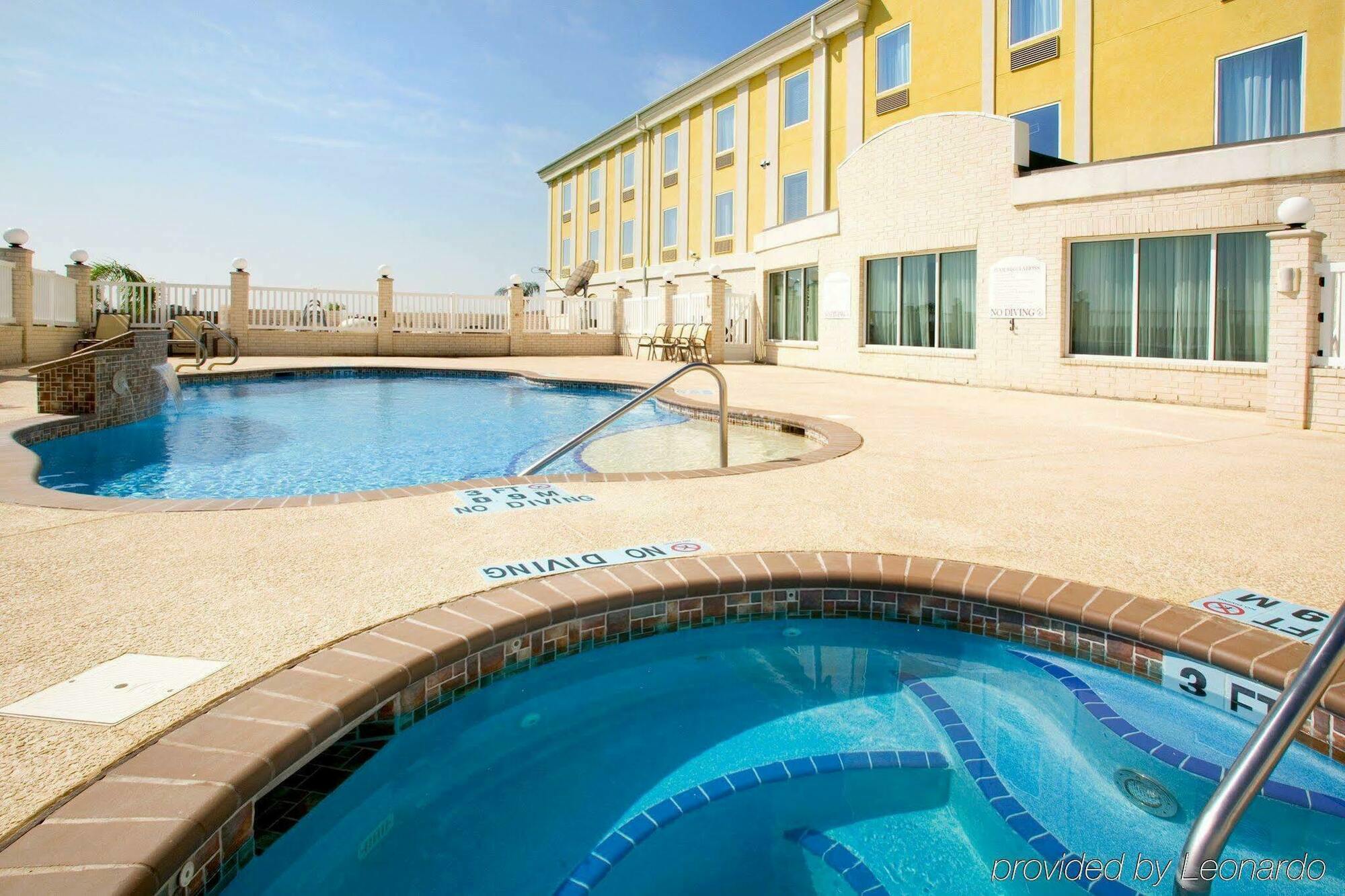 Holiday Inn Express Hotel And Suites Falfurrias 외부 사진