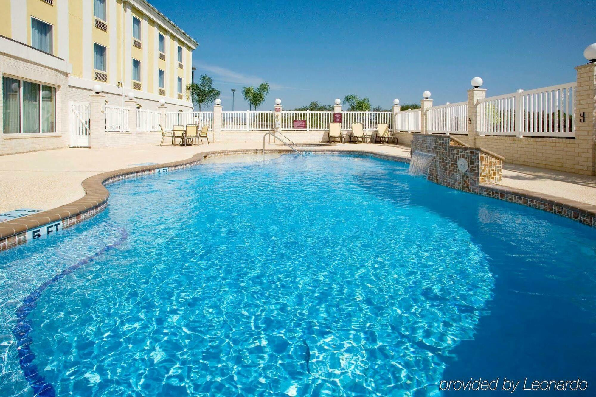 Holiday Inn Express Hotel And Suites Falfurrias 외부 사진